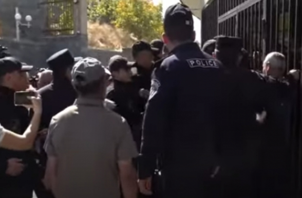 Акция протеста родителей пропавших без вести у Минобороны (видео)